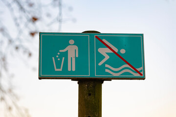 Señal de lanzar basura a la papelera y prohibido tirarse al agua / prohibido bañarse