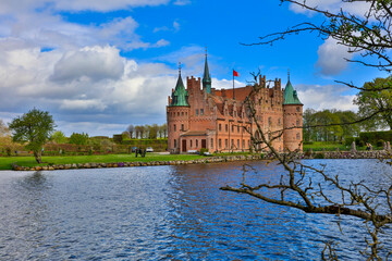 Obraz premium Denmark Egeskov Castle view on a cloudy spring day