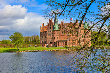 Obraz premium Denmark Egeskov Castle view on a cloudy spring day