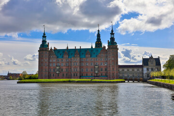 Obraz premium Denmark Frederiksborg Palace view of the castle on a sunny spring day