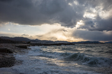 Winter Dusk: Turbulent Waves at Sunset 冬の海 荒波 波　嵐 台風
