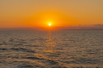 Coucher de soleil depuis un navire de croisière en navigation. 