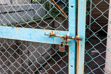 フェンスのドアのの南京錠