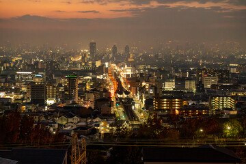 Fototapeta na wymiar 夕暮れにつつまれた大都会の風景　大阪府東大阪市
