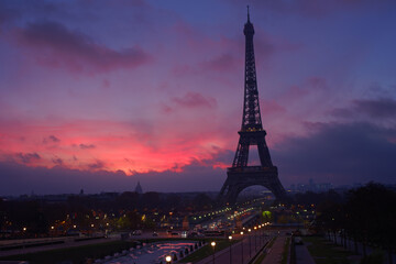 Eiffel tower sunrise in 7th arrondissement of Paris city - obrazy, fototapety, plakaty