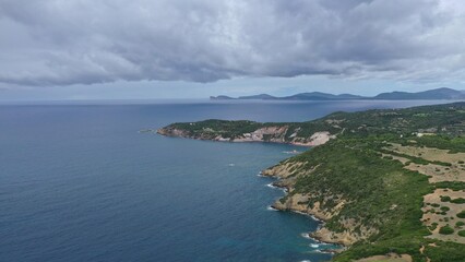 survol des plages de capo caccia au nord de la Sardaigne en Italie vers Alghero	