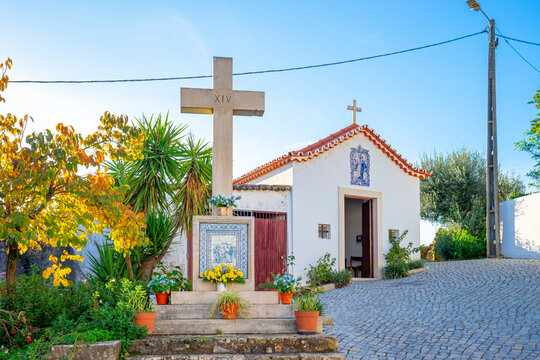 main facade of the chapel of Santo Antonio in the village of Dornes.