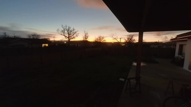  Timelpase atardecer con techos de fondo casas al sur de francia