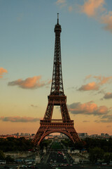 Fototapeta na wymiar Eiffelturm in Paris bei Sonnenuntergang