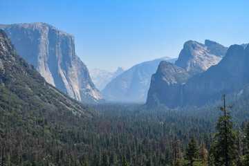 Fototapeta premium mountains of yosemite national park in the morning