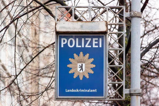 Schild am LKA Berlin mit Aufschrift POLIZEI und Landeskriminalamt mit Polizeiwappen