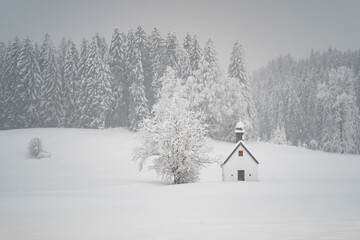 Eine Kapelle bei Wildsteig in tiefsten Winter in Bayern