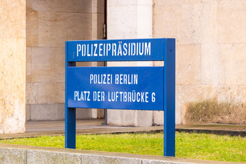 Schild am Eingang des Berliner Polizeipräsidiums mit Aufschrift Polizeipräsidium, Polizei Berlin,...