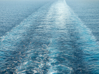 Heckwelle eines Kreuzfahrtschiffes im Mittelmeer