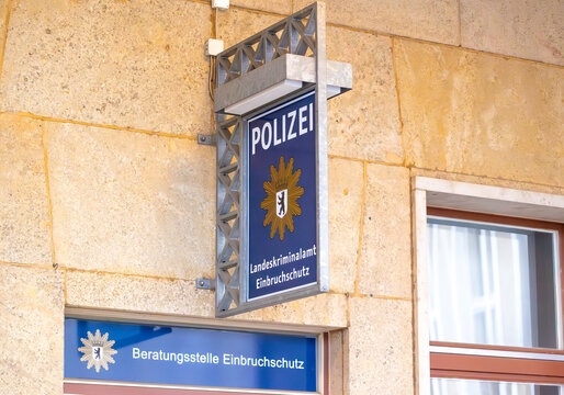 Schild der polizeilichen Beratungsstelle f&uuml;r Einbruchschutz in Berlin mit Aufschrift Polizei, Landeskriminalamt, Einbruchschutz und Wappen mit Polizeistern