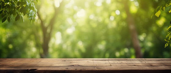 tabla de madera vacía sobre fondo desenfocado de un bosque verde., con espacio vacio publicitario. Concepto ecologia, dia de la tierra - obrazy, fototapety, plakaty