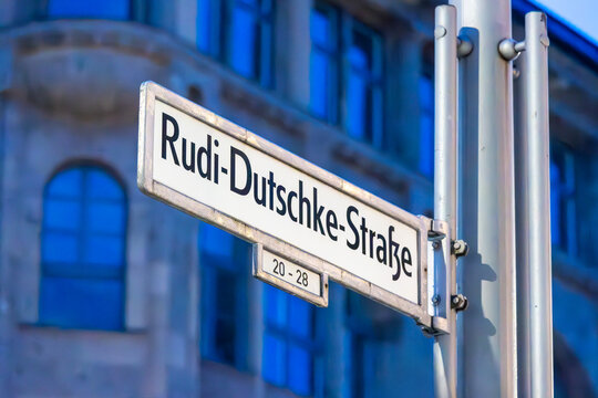 Rudi-Dutschke-Straße in Berlin Kreuzberg am früheren Grenzübergang Checkpoint Charlie, Straßenschild
