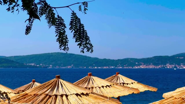 Słomiane parasole na plaży
