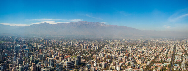 Obraz na płótnie Canvas panorâmica com uma da vista aérea dos prédios da área econômica de Santiago do Chile e o rio Mapocho