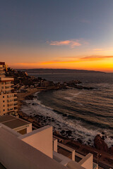 prédios o sol e o crepúsculo praia de cochoa Praia Reñaca, Viña del Mar, Valparaíso Região do...