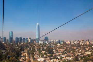 teleférico e seus cabos ao fundo os prédios do Chile   no Cerro San Cristóbal Santiago Chile