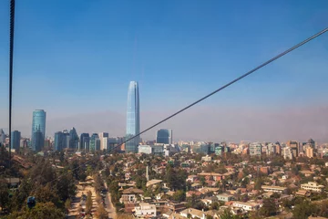 Photo sur Plexiglas Cerro Torre teleférico e seus cabos ao fundo os prédios do Chile   no Cerro San Cristóbal Santiago Chile