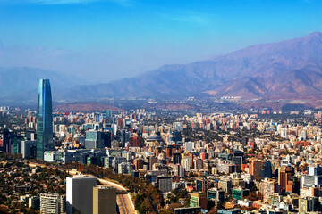 paisagem com a vista aérea dos prédios da área econômica de Santiago do Chile e o rio Mapocho que corta a cidade