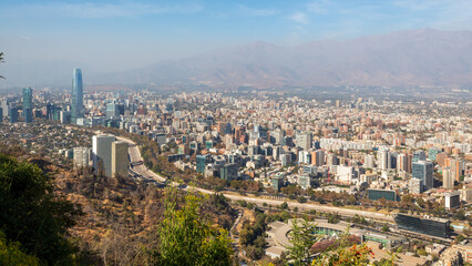 vista aérea dos prédios da área econômica de Santiago do Chile e o rio Mapocho