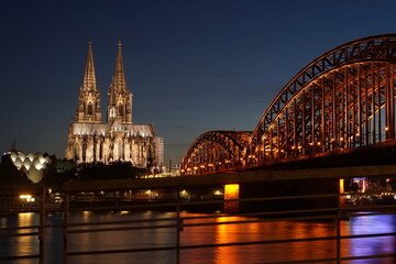 Köln bei Sonnenuntergang,  Hohenzollernbrücke mit Dom im Hintergrund