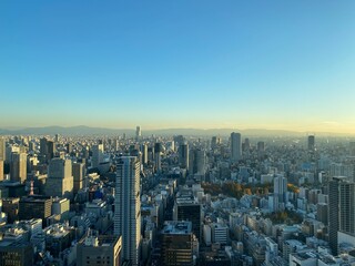 Obraz premium 都会のビルを見下ろす