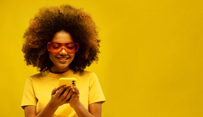 Portrait of inspired dreamy afro american girl use her smartphone think decide what comment look copyspace - obrazy, fototapety, plakaty
