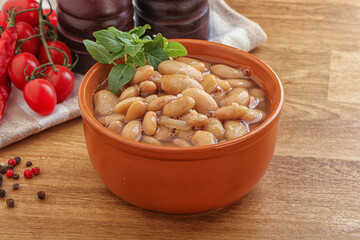 Whinte canned kidney beans in the bowl