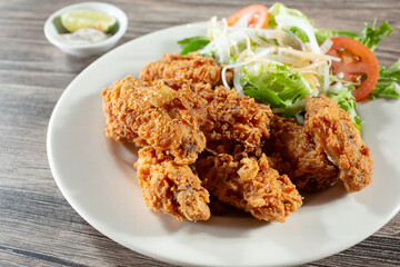 A view of a plate of deep fried chicken wings.