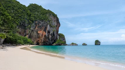 Papier Peint photo autocollant Railay Beach, Krabi, Thaïlande Railay Beach Krabi Thailand, the tropical beach of Railay Krabi, Panoramic view from a drone of idyllic Railay Beach in Thailand in the morning with a cloudy sky
