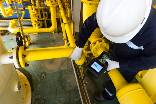Non-destructive testing technicians are checking the thickness of elbow tubes using ultrasound (UT) testing methods, ultrasound testing to determine the residual thickness after use.