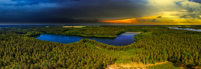 Warmia. Jezioro Dłużek. Krajobraz po burzy.