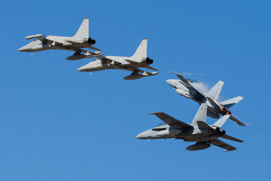 Formaci&oacute;n de aviones de combate
