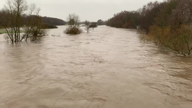 Hochwasser an der Ruhr - Ruhrbr&uuml;cke bei Schwerte Villigst