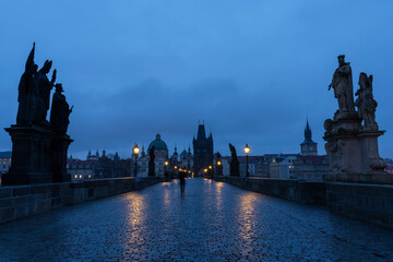 Obraz premium Charles bridge in Prague, blue hour