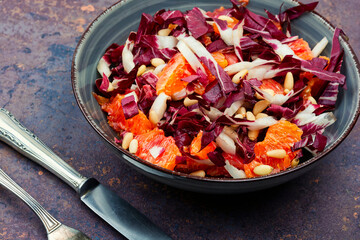 Salad with grapefruit and red chicory.