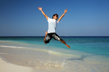 Obraz premium Jumping into the paradise in Maldives