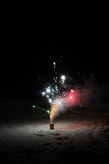 Spektakuläres Neujahrsfeuerwerk am dunklen Nachthimmel