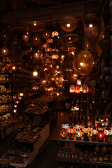 Bunte Lampen im Dunkeln, Bazar in Marrakesch Marokko