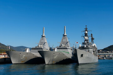 佐世保港に停泊するもがみ型護衛艦とあさぎり型護衛艦