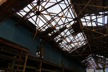 解体される工場