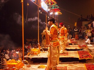 Sonnenuntergangszeremonie in der heiligen Stadt Varanasi in Indien am Ganges