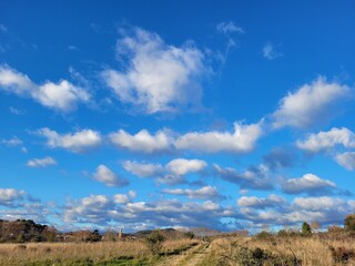 Nature Hiver Languedoc Roussillon Occitanie grands espaces lumière et soleil, nuages, beau temps tramontane cumulus ciel de traîne 