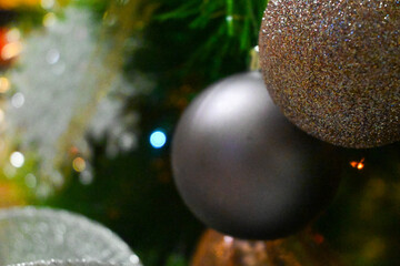 Adornos navideños en el Árbol de Navidad de un hogar