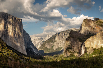 View of the valley from Tunnel View at Yosemite National Park