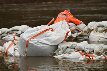 Hochwasserschutz mit Sandsäcken und Big Bags - obrazy, fototapety, plakaty